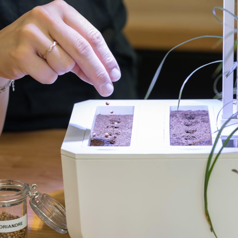 Étape 2 : installer les recharges dans votre potager connecté intérieur